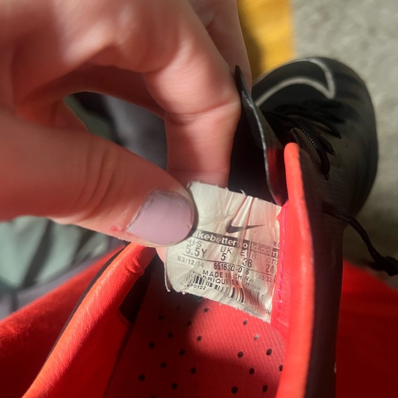 Nike soccer cleats YOUTH 5.5 - Picture 2 of 5